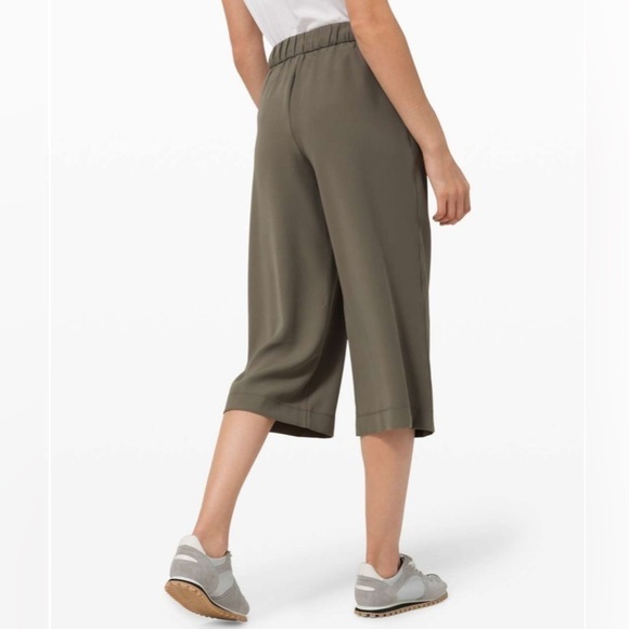 Lululemon Noir Crop Waist Tie Removed High Rise Relaxed Fit Pant in Grey Sage - Picture 2 of 14